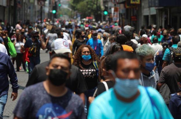 أشخاص يضعون كمامات للوقاية من فيروس كورونا في مكسيكو سيتي في صورة بتاريخ السادس من يوليو 2020. تصوير: هنري روميرو - رويترز.